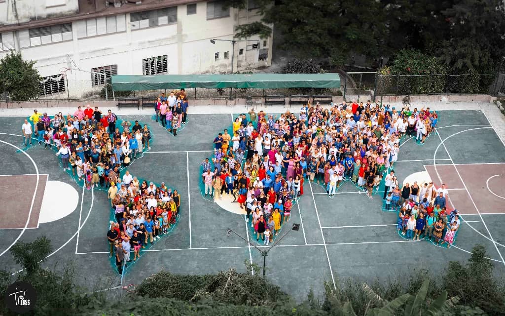 Congregación de la Iglesia Bautista de Santos Suárez formando los continentes del mundo - Misiones hasta lo último de la tierra